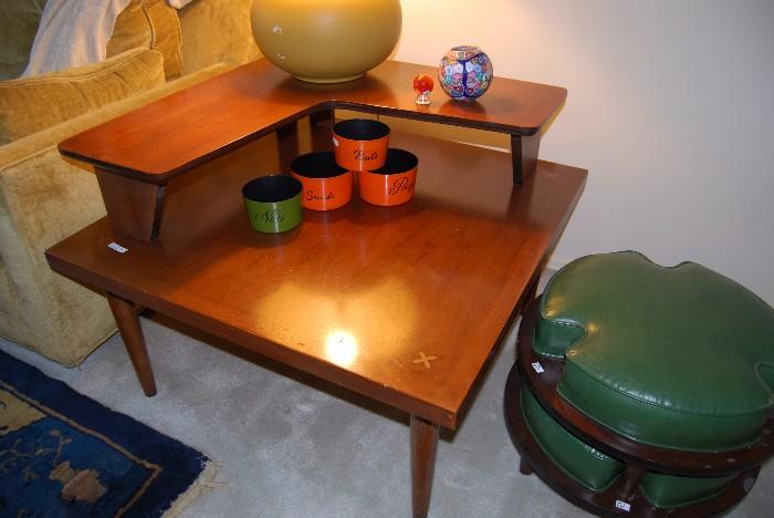American of Martinsville Mid-century modern corner table in beautiful condition