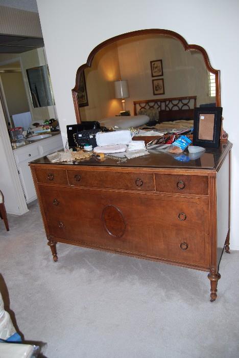 Antique dresser with attached mirror, in great condition
