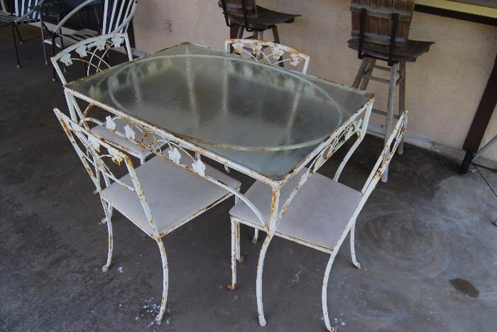 great little vintage outdoor set - would be cute in a kitchen too