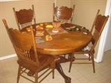 round oak table and chairs ( has a leaf)