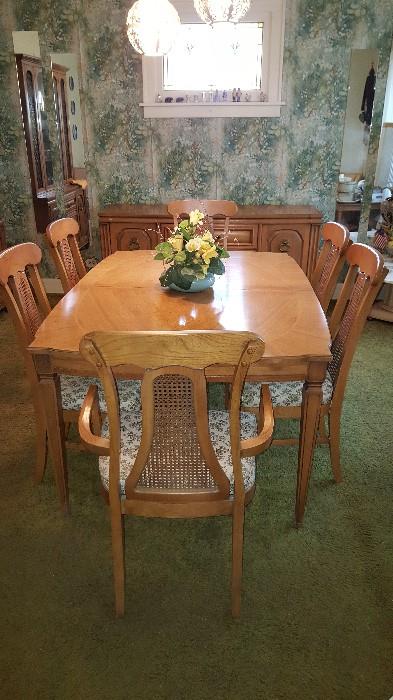 Dining room table/6chrs/pads