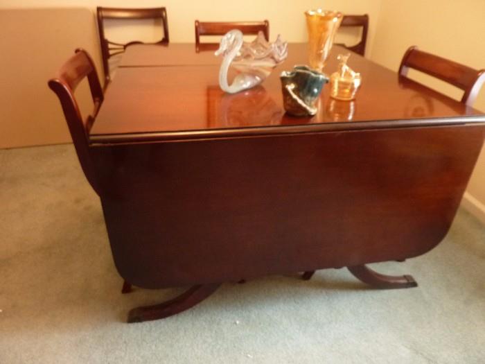 Drexel Drop Leaf Table with 5 chairs. Shown here with one side dropped. Excellent condition