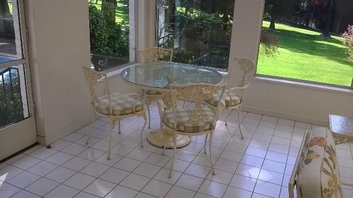 Round pedestal table with 4 chairs - table is 42" round x 29"h