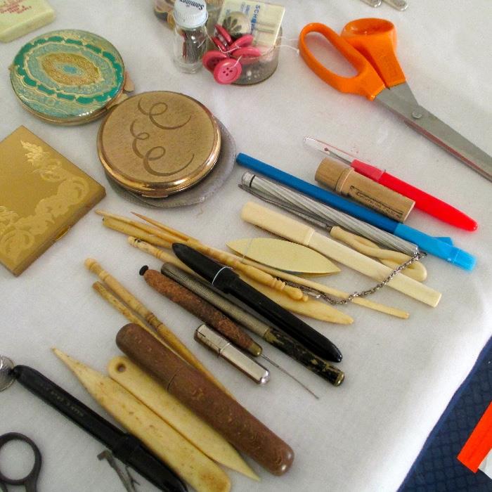 sewing implements/compacts