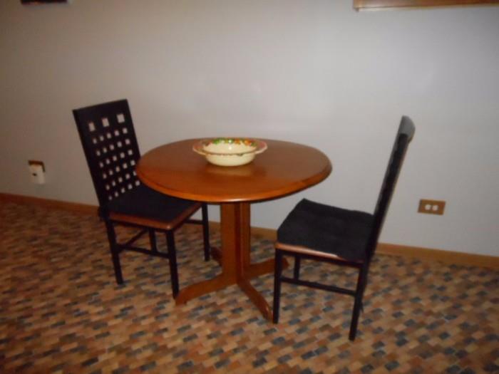 dinette table and chairs