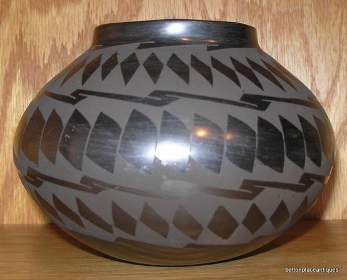 Alonso S Pueblo pottery