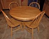 Nice Kitchen Table & 4 Chairs - has an extension