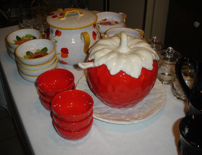Strawberry tureen & bowls