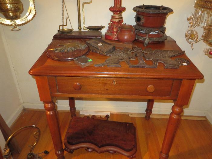ANTIQUE AMERICAN TABLE, BRASS AND METAL OBJECTS
