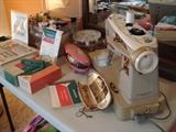 SINGER SEWING MACHINE WITH ACCESSORIES