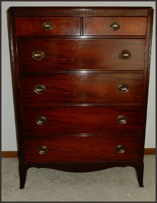 Bedroom set chest of drawers. Mahogany.