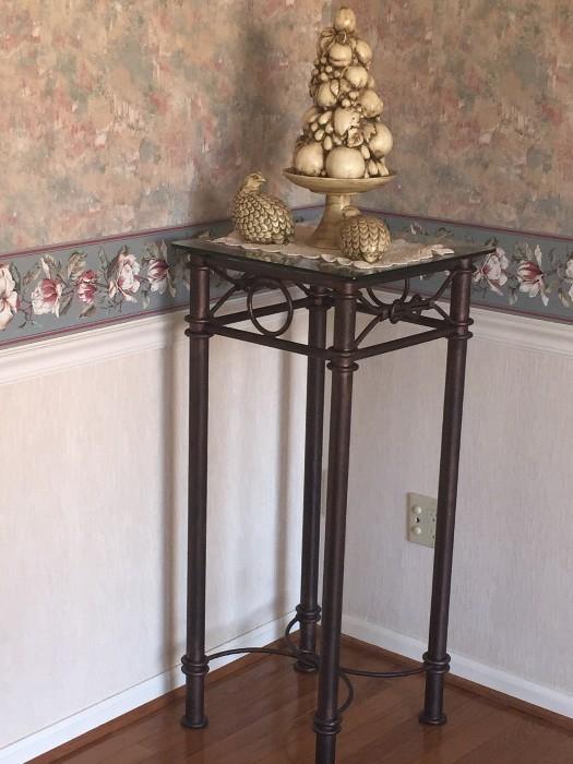 TALL METAL TABLE WITH DECOR'