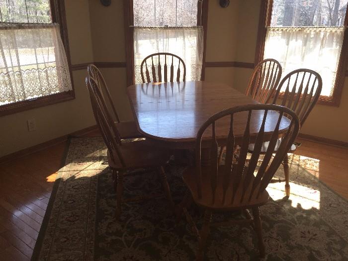 BEAUTIFUL COUNTRY STYLE SOLID BLONDE OAK DINING ROOM TABLE WITH 6 CHAIRS (2 EXTRA LEAFS)
