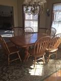 BEAUTIFUL COUNTRY STYLE SOLID BLONDE OAK DINING ROOM TABLE WITH 6 CHAIRS (2 EXTRA LEAFS)