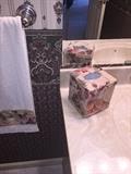 TISSUE HOLDER / BATH TOWELS