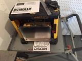 DEWALT PORTABLE THICKNESS PLANER DW733