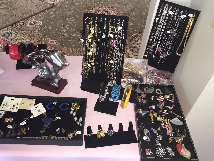 COSTUME & VINTAGE JEWELRY, PINS/BROOCHES/EARRINGS/BRACELETS/ NECKLACES