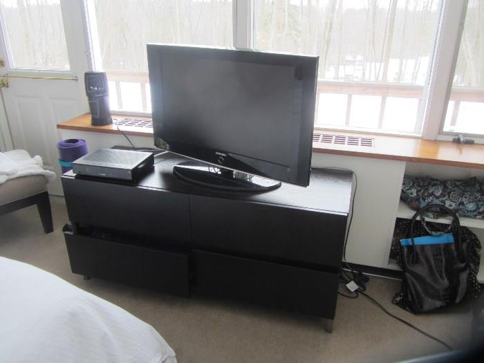 SAMSUNG FLAT SCREEN AND TV STAND