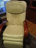 TAN LEATHER MASSAGE CHAIR