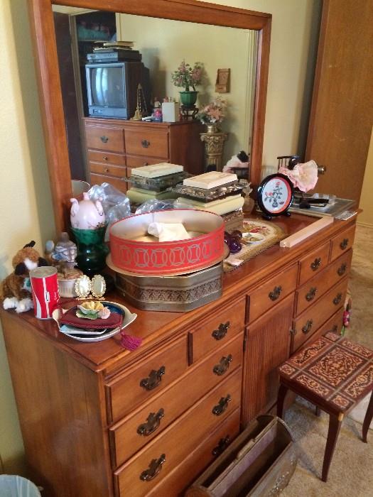 Very Pretty 9 drawer Dresser with Mirror