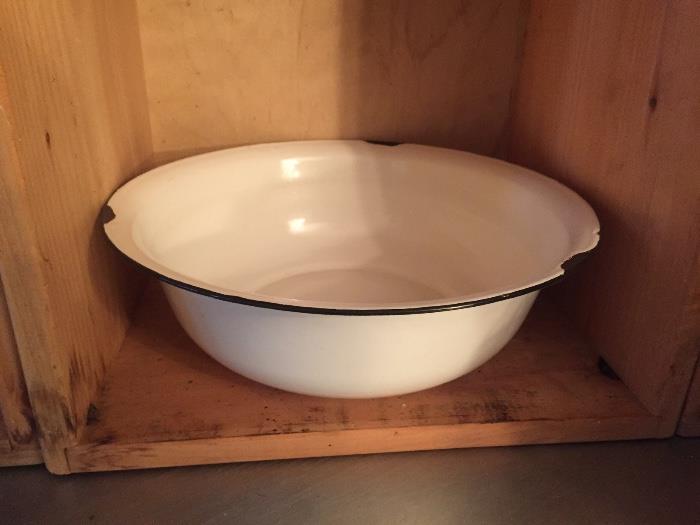 Enameled bowl