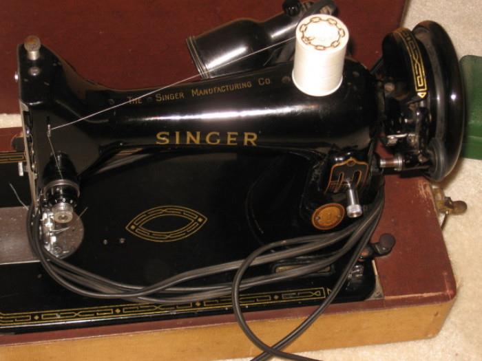 Singer featherlight sewing machine with hard case #EK 957617