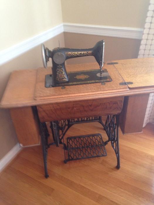 Singer Sewing Machine in case - great condition.