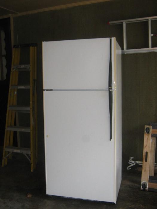 Hotpoint frost-free refrigerator w/icemaker
