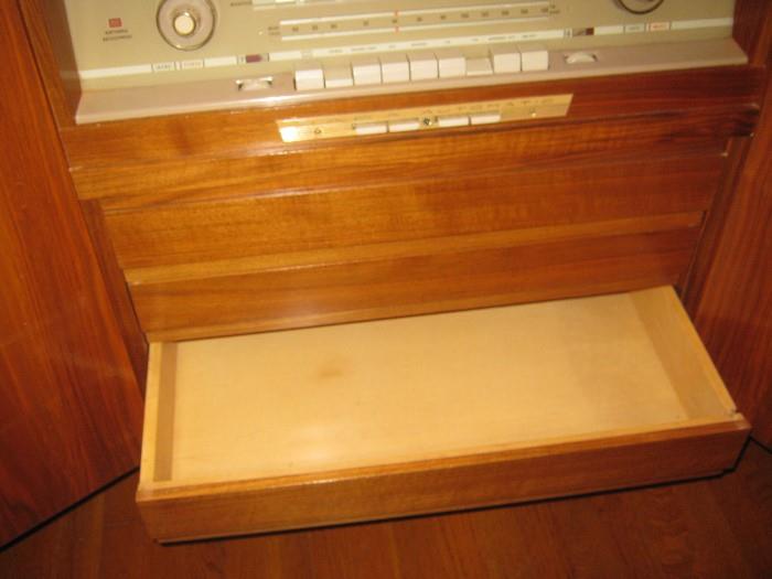 pull out drawer on Saba Sonarama