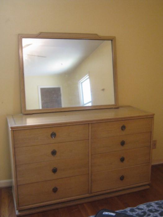 Drexel 8-drawer dresser w/mirror