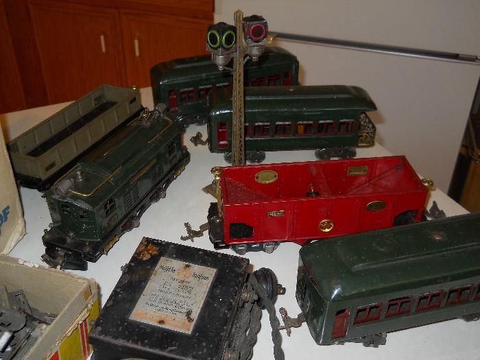 Vintage 1930s tin Lionel train set, new York Central. Set is complete