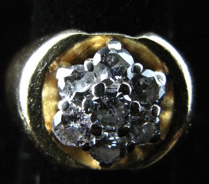 Man's14K Gold Ring with 7 Round Brilliant Diamonds with total weight of 1.05Ct