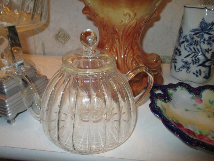Sweet Little Ribbed Insulated Teapot