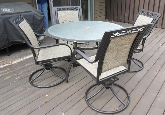 OUTDOOR PATIO SET / 4 CHAIRS
