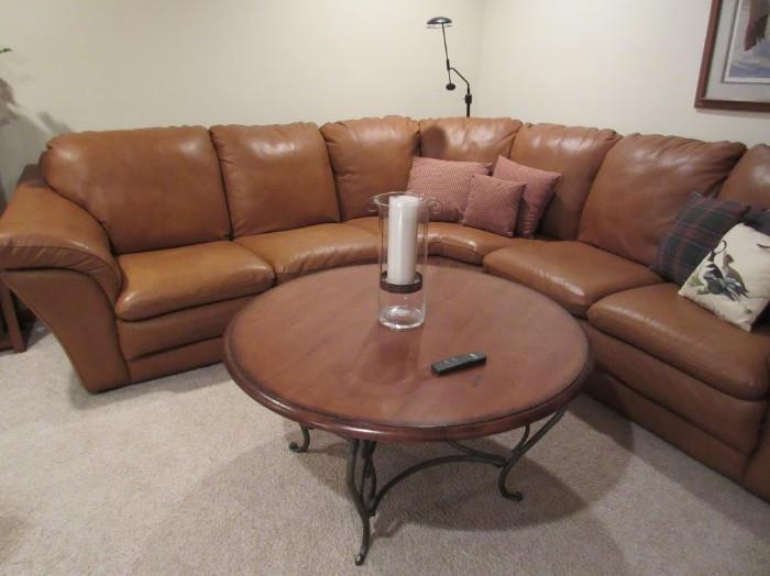 ROUND SECTIONAL LEATHER / LIKE NEW