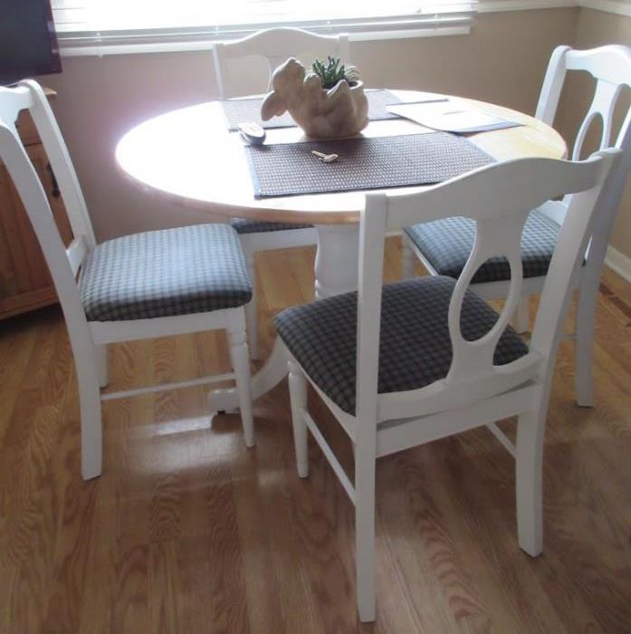 WHITE DINETTE TABLE AND 4 CHAIRS