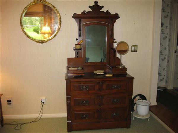 Shaving Stand / Dresser