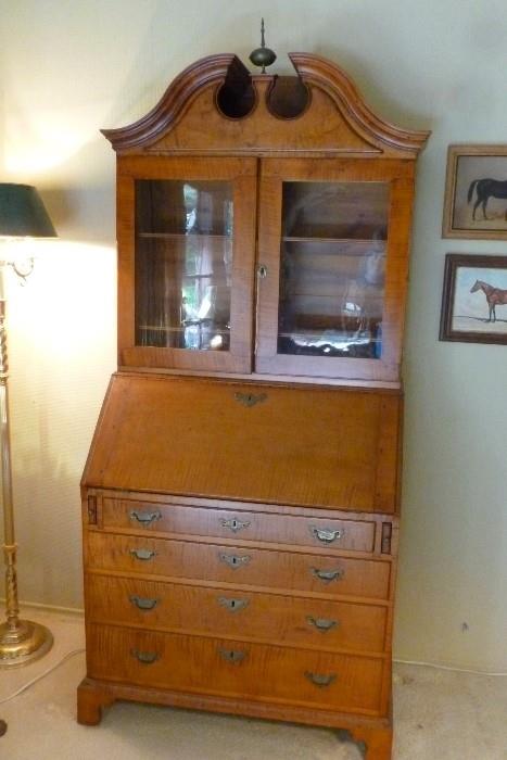 American curly maple secretary bookcase, 18th century.