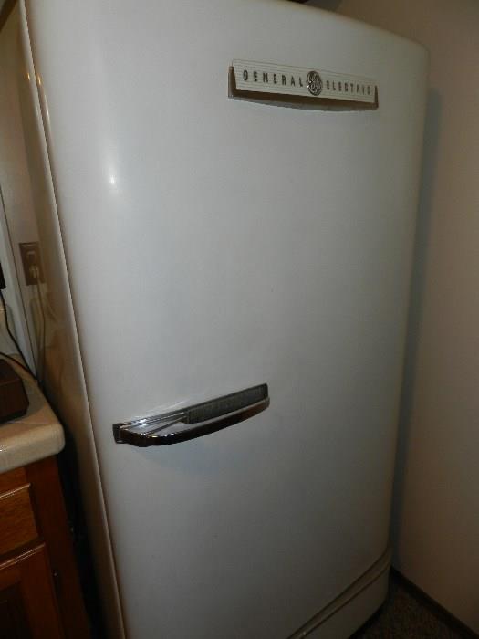 General Electric refrigerator from 1949! And it works, pristine condition