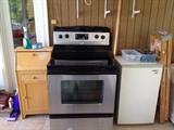 4 RANGE ELECTRICAL STOVE/OVEN. GOOD CONDITION. MiniFridge for sale too!!