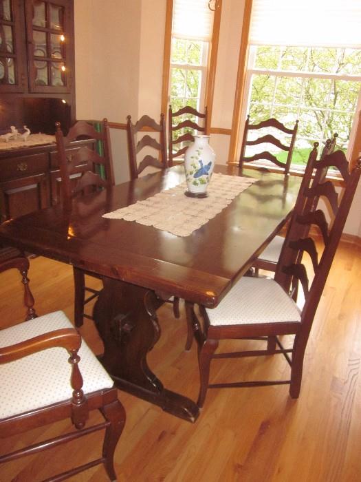 Dining Room Table, 8 chairs, 2 leaves, table pads