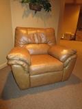 COMFY LARGE LEATHER CHAIR