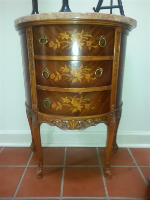 Gorgeous side table with drawers