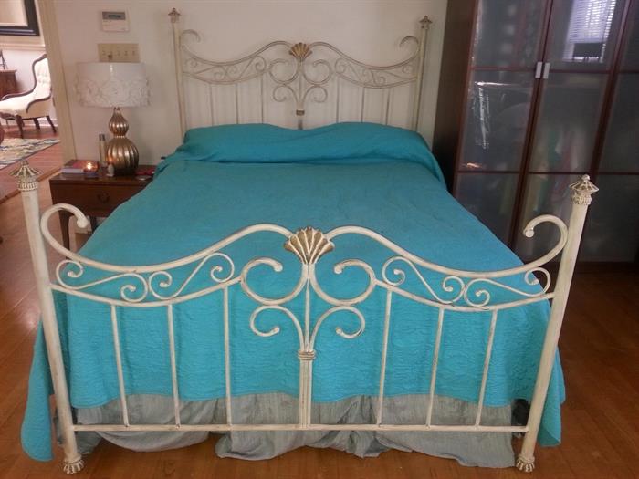 Vintage look Queen size bed