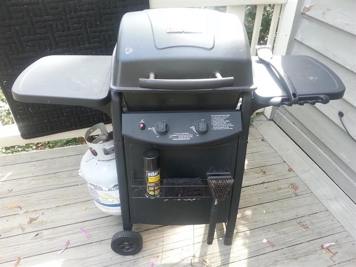 Gas grill with propane tank