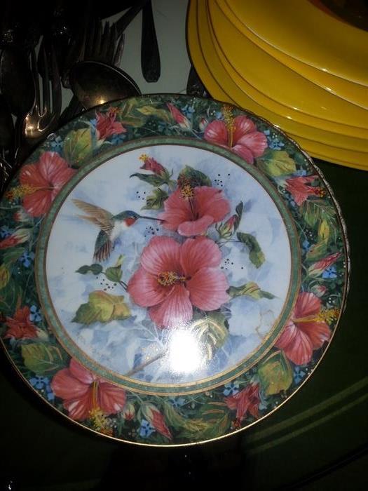 Franklin mint Hummingbird w/Hibiscus plate