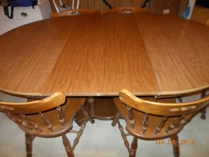 Oval to round dinette with 5 chairs