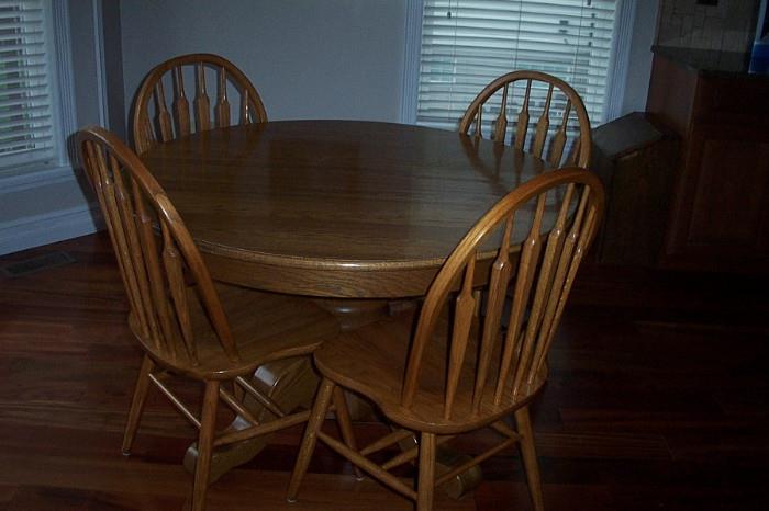 Lovely oak pedestal table with FOUR leaves--mint condition.
