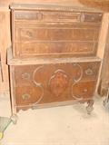Vintage 1920;s 7 Drawer Chest with carve Tudor legs in need of refinishing