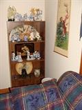 Small Bookcase/Display unit with oriental figurenes